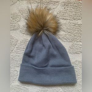 Women’s grey winter touque.